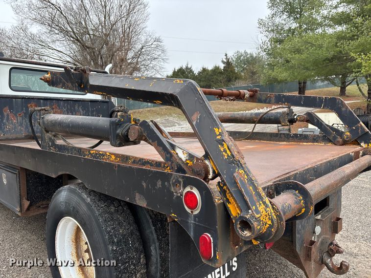 image for item DT0045 2000 International 4900 flatbed truck