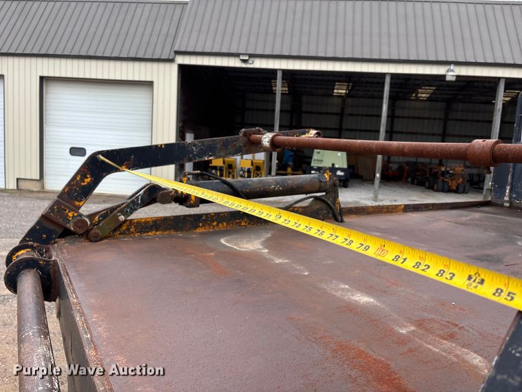 image for item DT0045 2000 International 4900 flatbed truck