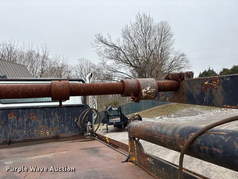 image for item DT0045 2000 International 4900 flatbed truck