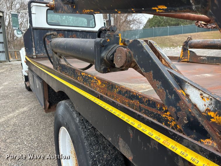 image for item DT0045 2000 International 4900 flatbed truck