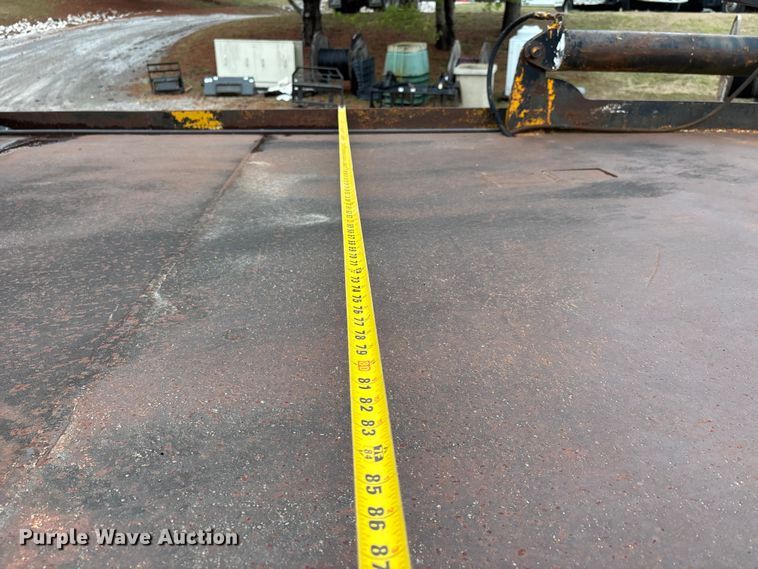 image for item DT0045 2000 International 4900 flatbed truck