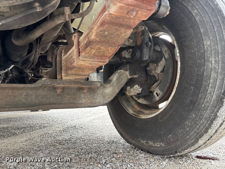 image for item DT0045 2000 International 4900 flatbed truck