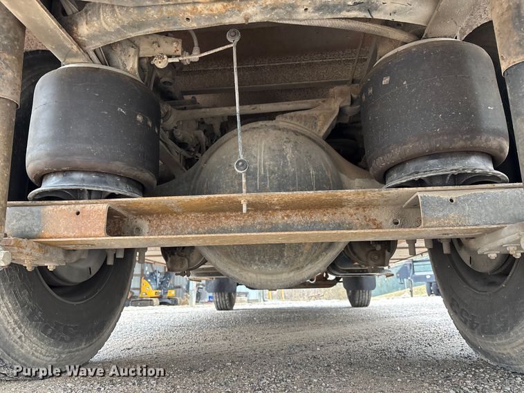 image for item DT0045 2000 International 4900 flatbed truck