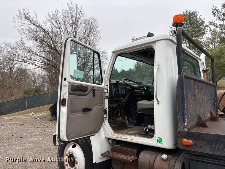 image for item DT0045 2000 International 4900 flatbed truck