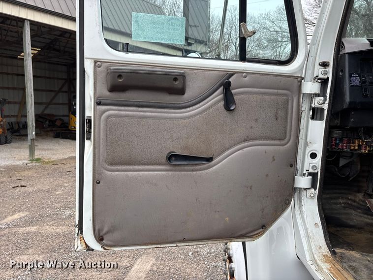 image for item DT0045 2000 International 4900 flatbed truck