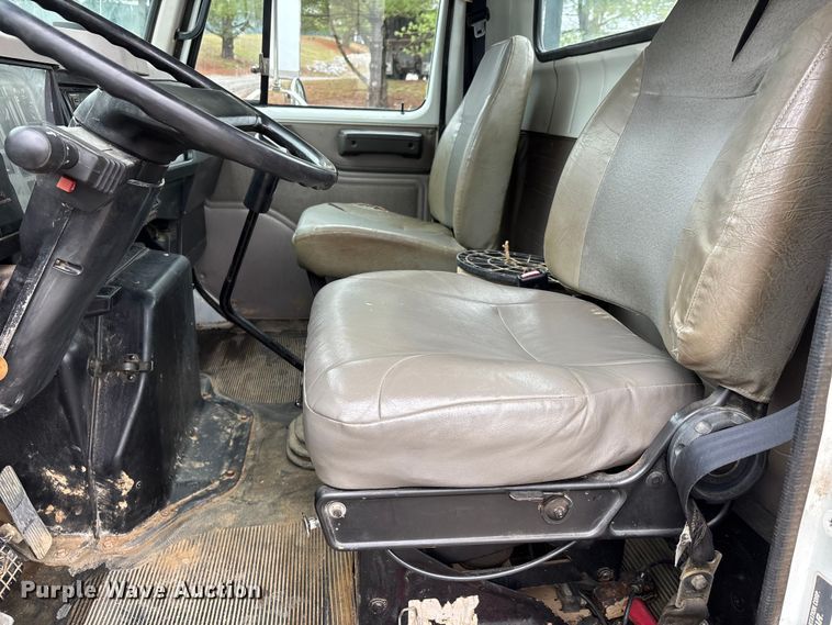 image for item DT0045 2000 International 4900 flatbed truck