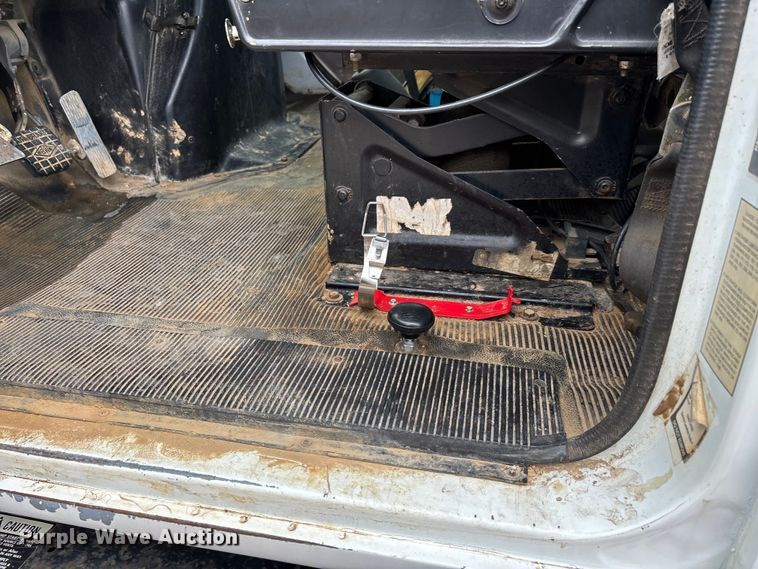 image for item DT0045 2000 International 4900 flatbed truck