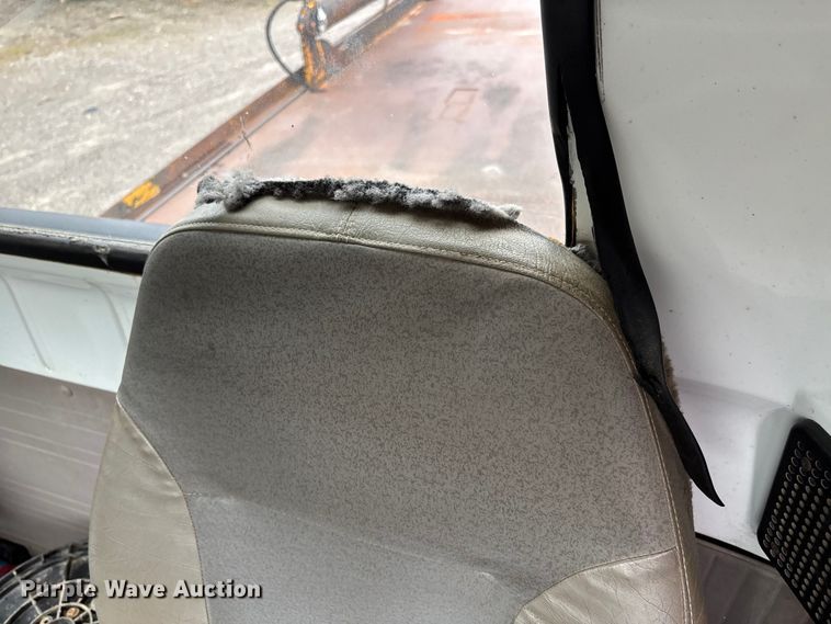 image for item DT0045 2000 International 4900 flatbed truck