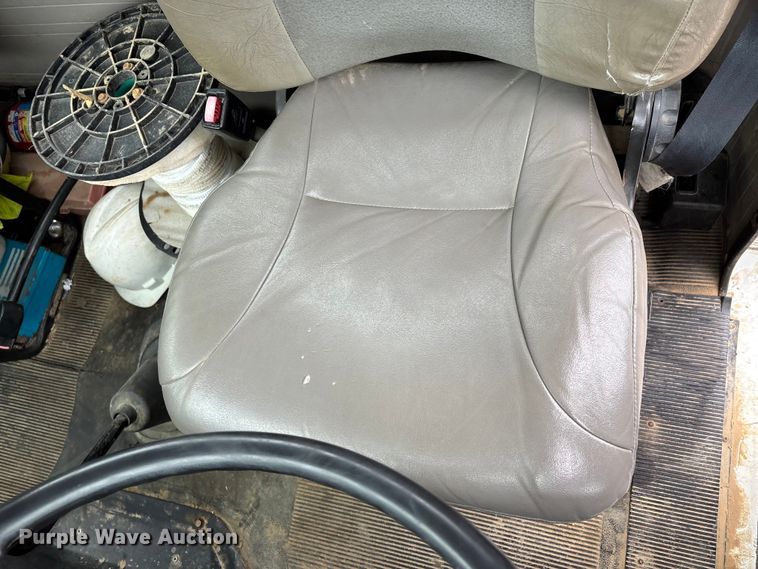 image for item DT0045 2000 International 4900 flatbed truck