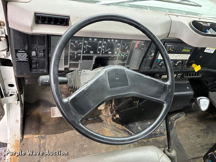 image for item DT0045 2000 International 4900 flatbed truck