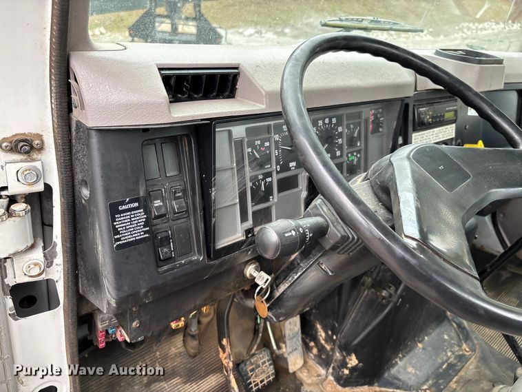 image for item DT0045 2000 International 4900 flatbed truck