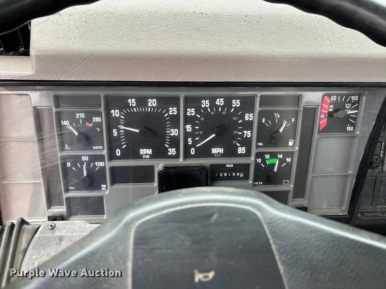 image for item DT0045 2000 International 4900 flatbed truck