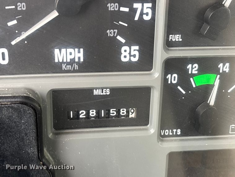 image for item DT0045 2000 International 4900 flatbed truck