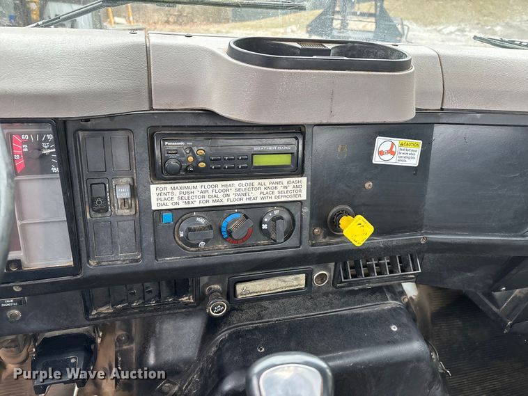 image for item DT0045 2000 International 4900 flatbed truck