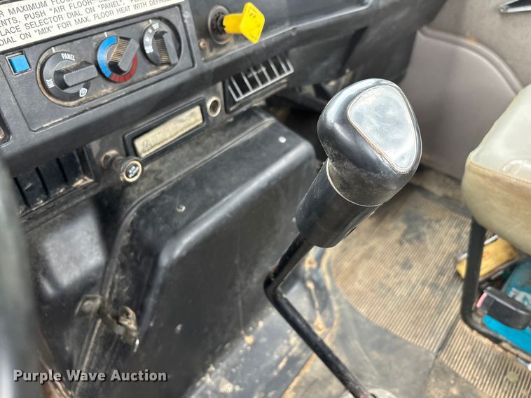 image for item DT0045 2000 International 4900 flatbed truck