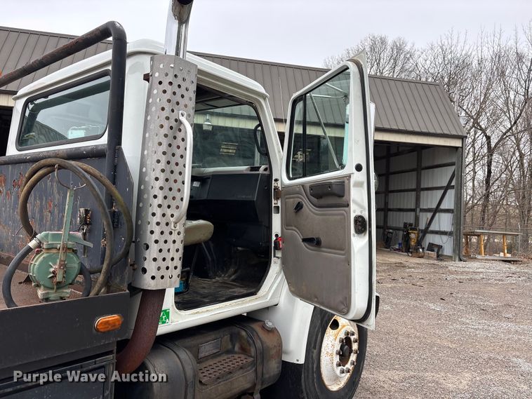 image for item DT0045 2000 International 4900 flatbed truck