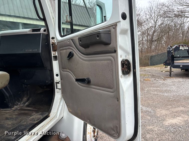 image for item DT0045 2000 International 4900 flatbed truck