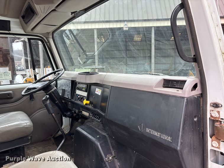 image for item DT0045 2000 International 4900 flatbed truck