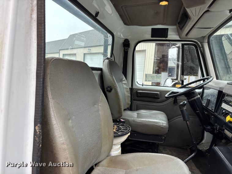 image for item DT0045 2000 International 4900 flatbed truck