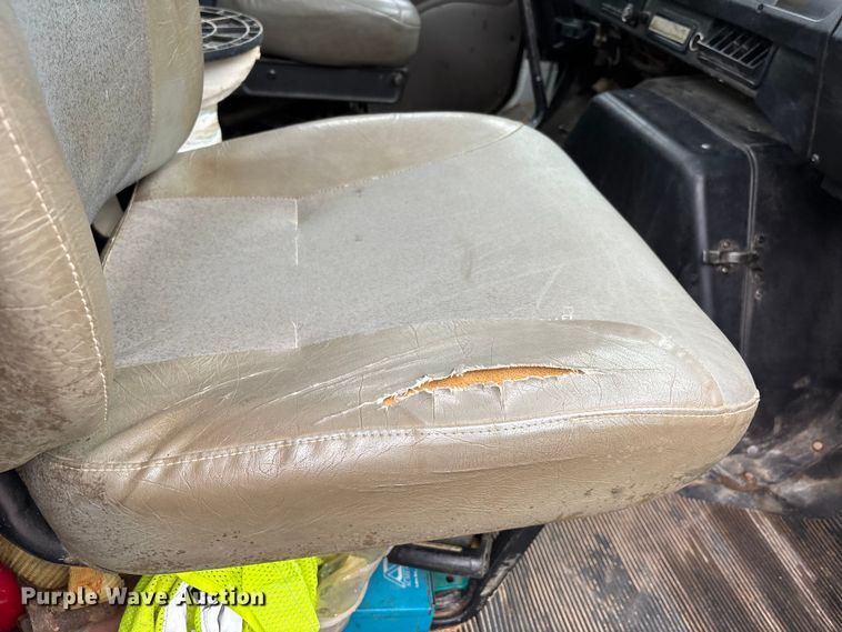 image for item DT0045 2000 International 4900 flatbed truck