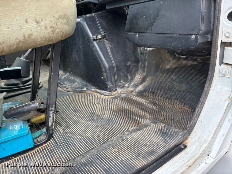 image for item DT0045 2000 International 4900 flatbed truck