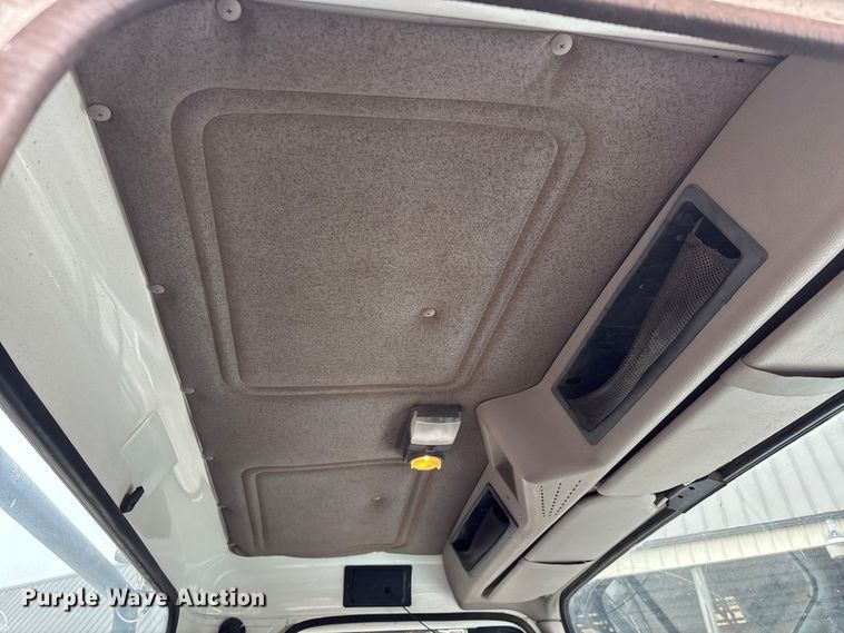 image for item DT0045 2000 International 4900 flatbed truck