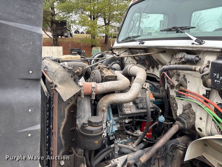 image for item DT0045 2000 International 4900 flatbed truck