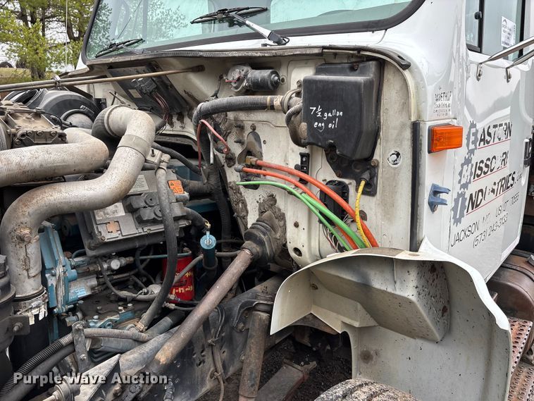 image for item DT0045 2000 International 4900 flatbed truck