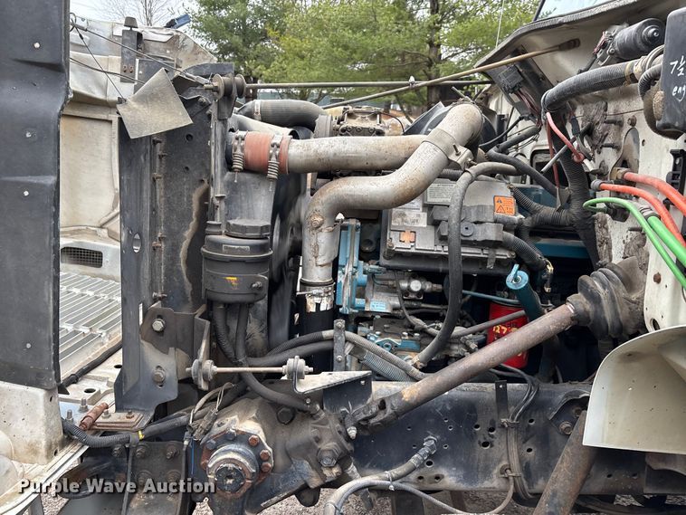 image for item DT0045 2000 International 4900 flatbed truck