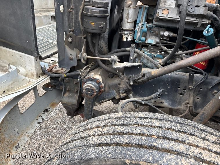 image for item DT0045 2000 International 4900 flatbed truck