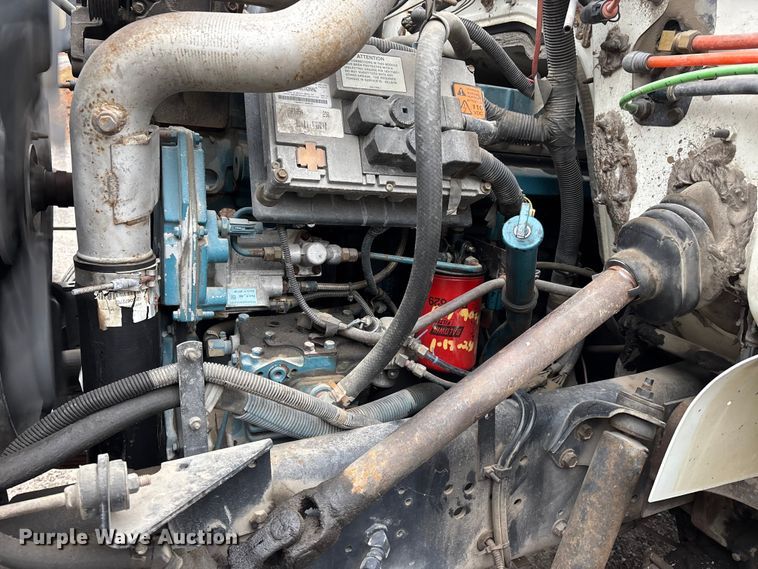 image for item DT0045 2000 International 4900 flatbed truck