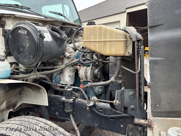 image for item DT0045 2000 International 4900 flatbed truck