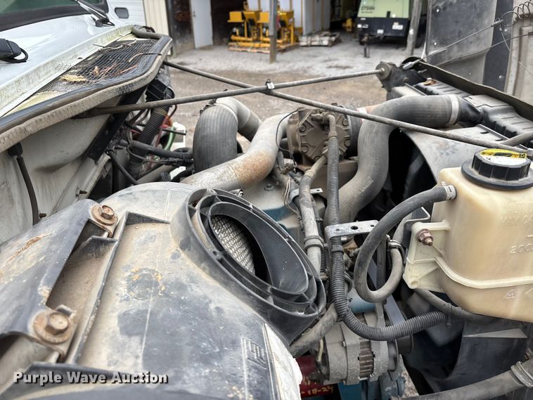 image for item DT0045 2000 International 4900 flatbed truck