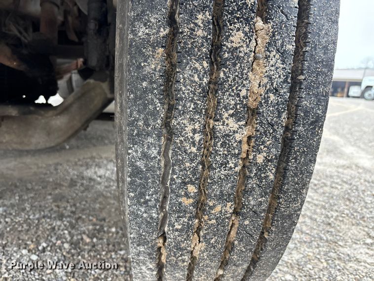 image for item DT0045 2000 International 4900 flatbed truck