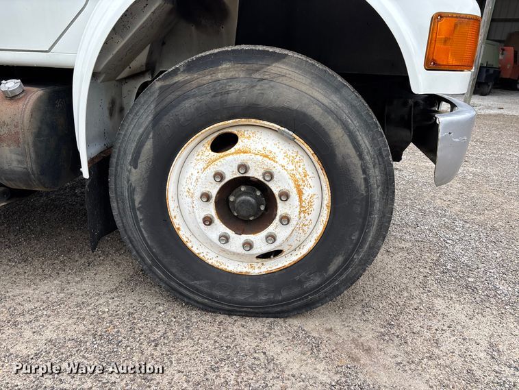 image for item DT0045 2000 International 4900 flatbed truck