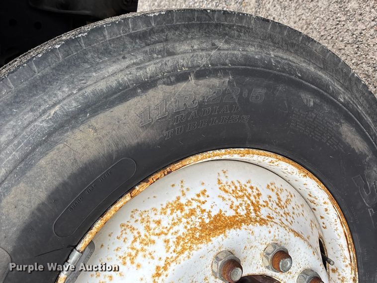 image for item DT0045 2000 International 4900 flatbed truck