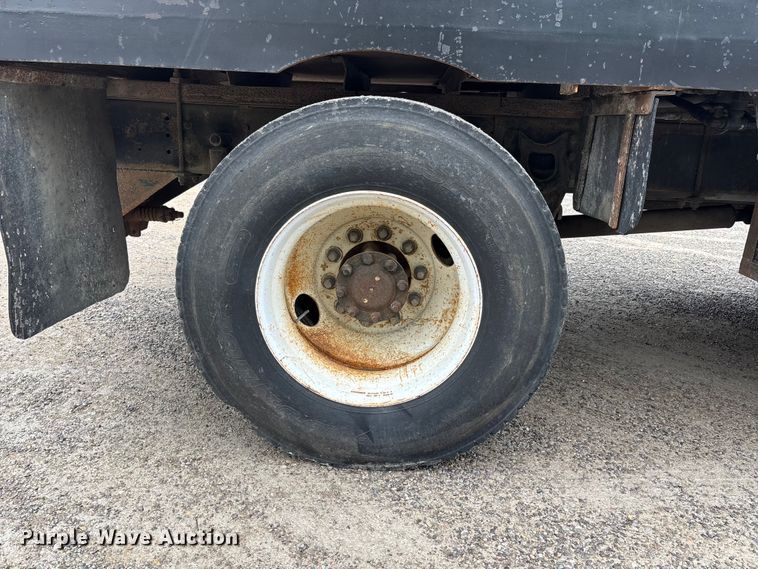 image for item DT0045 2000 International 4900 flatbed truck