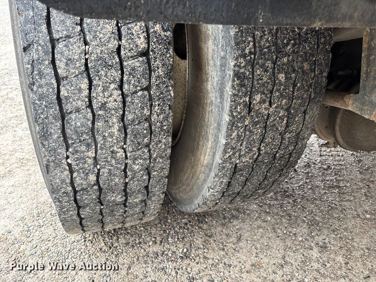 image for item DT0045 2000 International 4900 flatbed truck