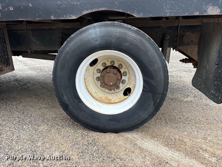 image for item DT0045 2000 International 4900 flatbed truck