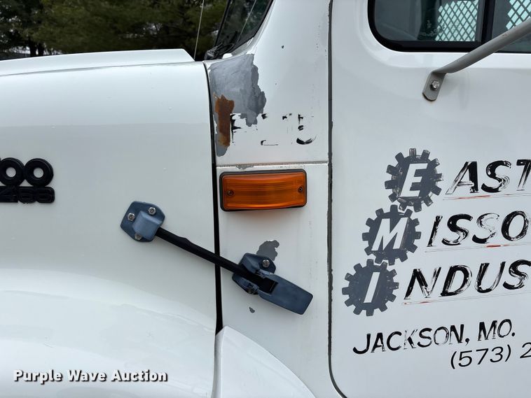 image for item DT0047 1996 International 4700 flatbed truck