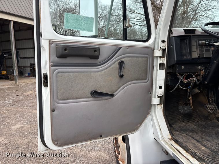 image for item DT0047 1996 International 4700 flatbed truck