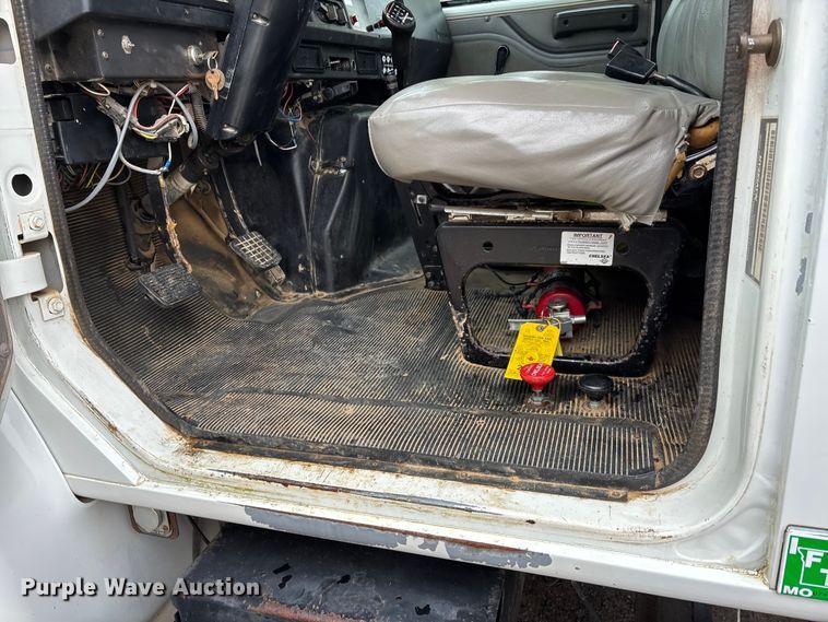 image for item DT0047 1996 International 4700 flatbed truck