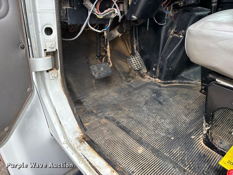 image for item DT0047 1996 International 4700 flatbed truck