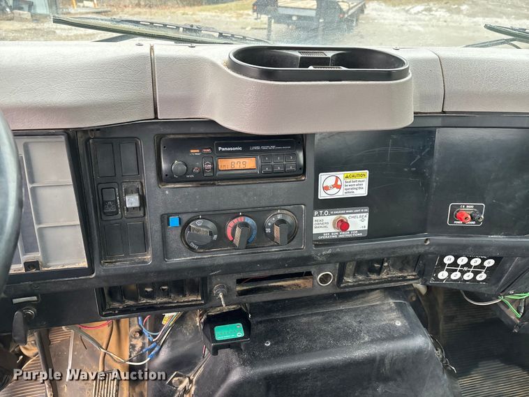 image for item DT0047 1996 International 4700 flatbed truck