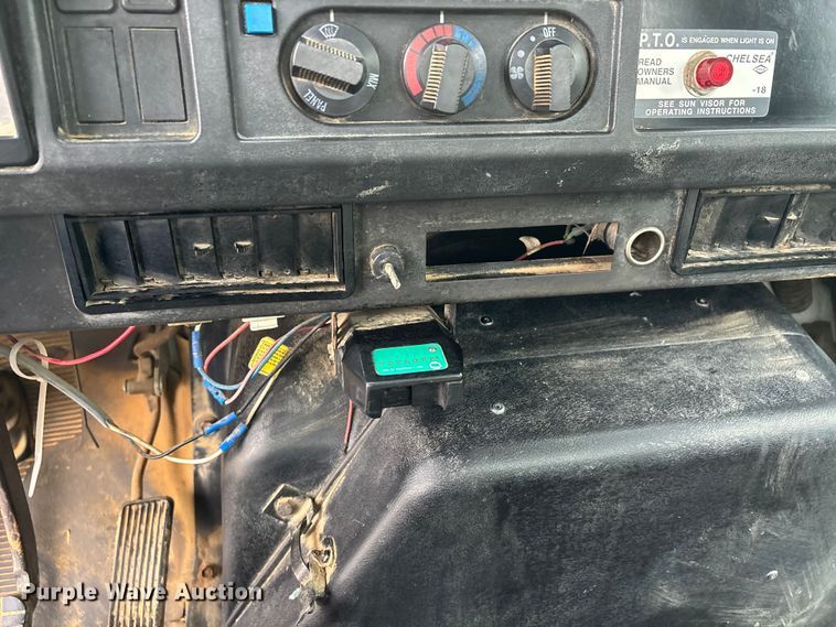 image for item DT0047 1996 International 4700 flatbed truck