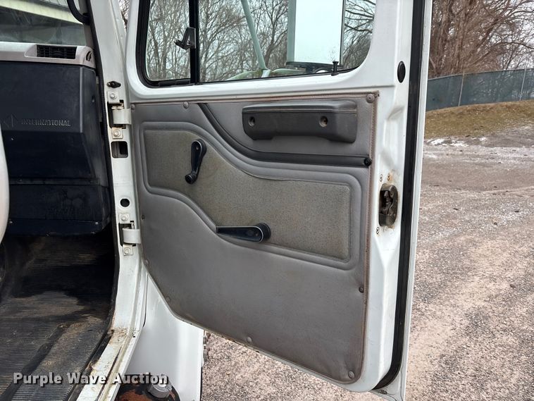 image for item DT0047 1996 International 4700 flatbed truck