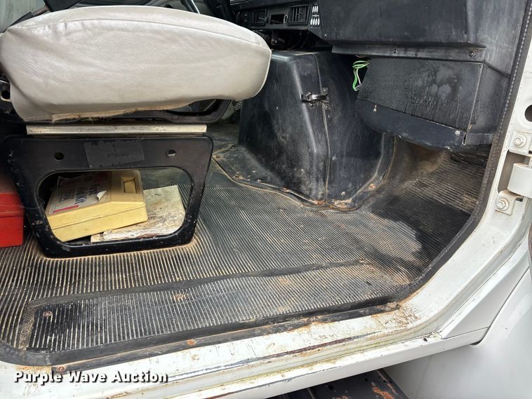 image for item DT0047 1996 International 4700 flatbed truck