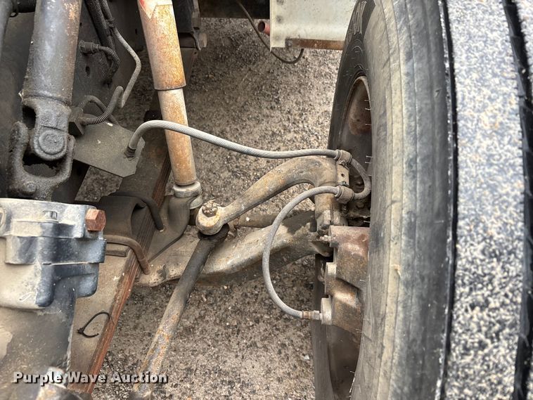 image for item DT0047 1996 International 4700 flatbed truck