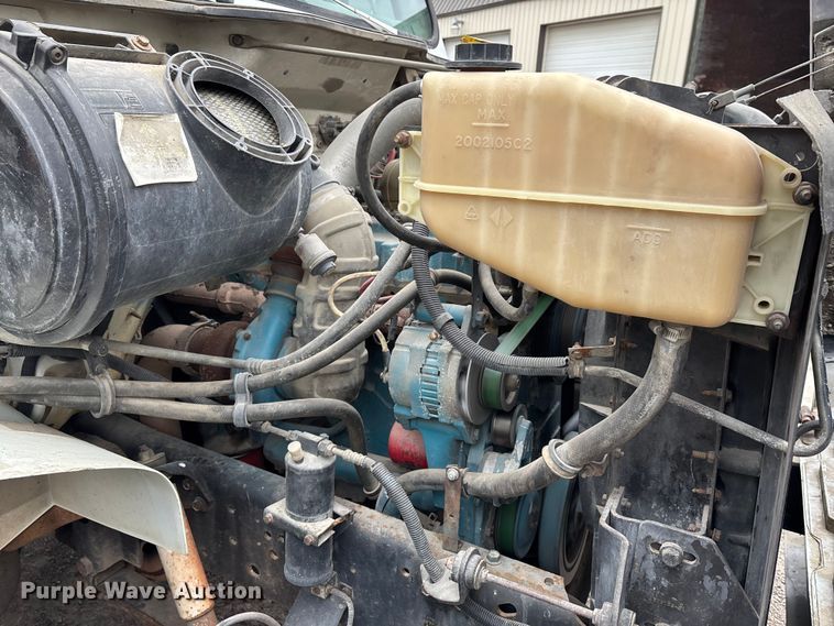 image for item DT0047 1996 International 4700 flatbed truck