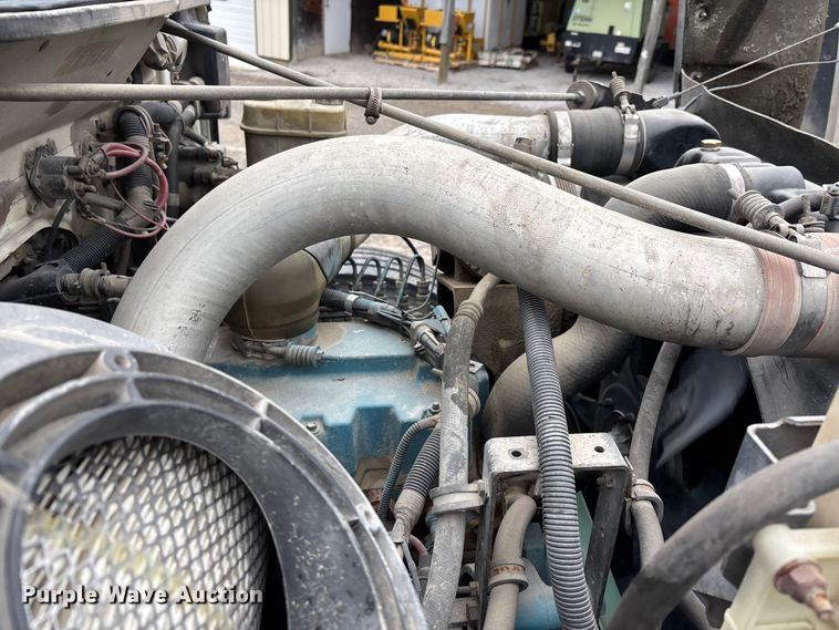 image for item DT0047 1996 International 4700 flatbed truck